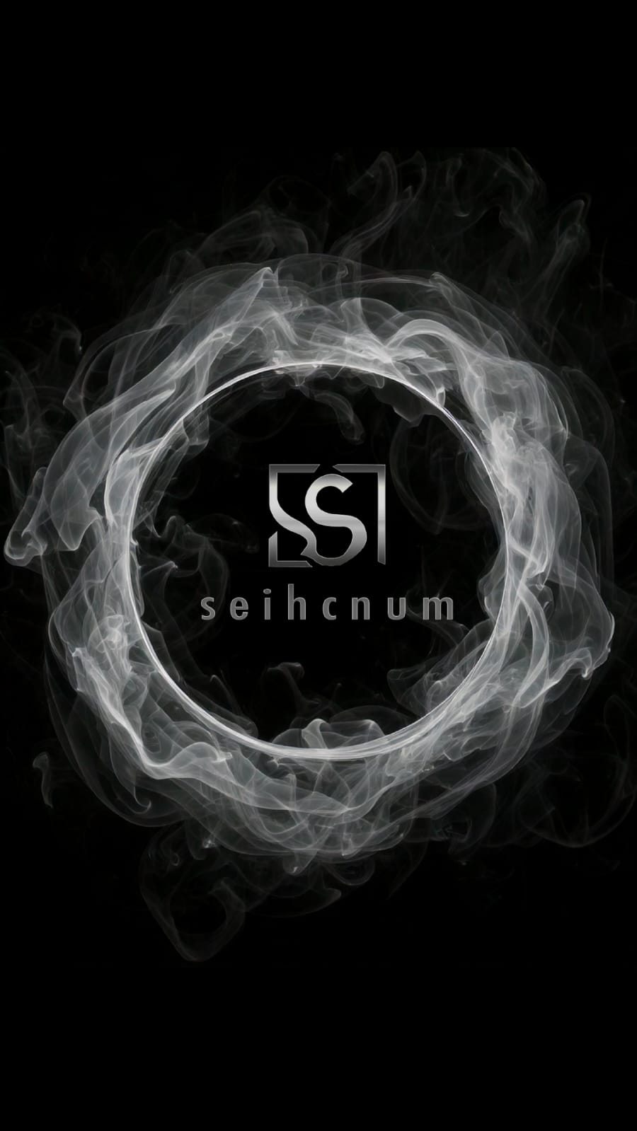 Logo original de Seihcnum, plateado, rodeado por un anillo de humo sobre fondo negro